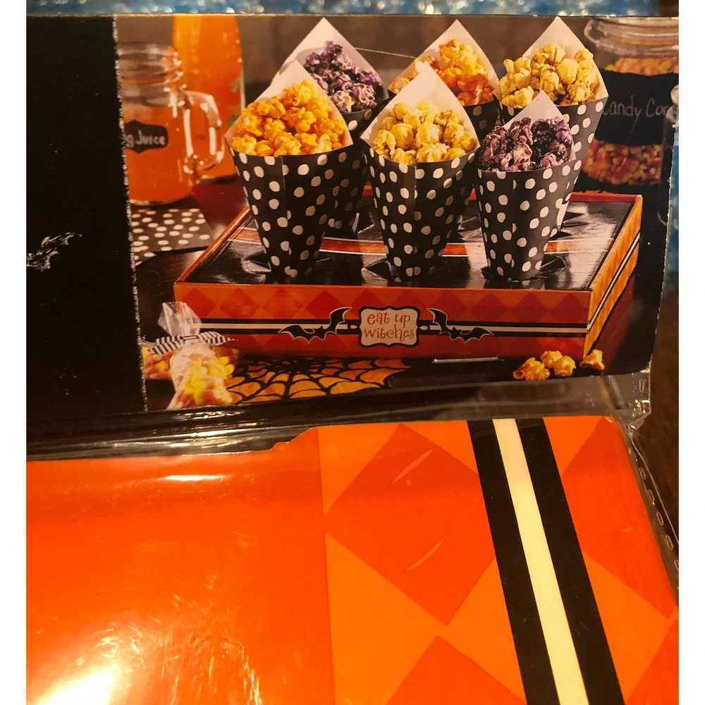 NWT HALLOWEEN PARTY Eat Up‎ Witches Popcorn Candy Cones and Display Box